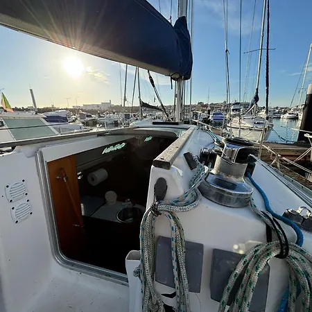 Botel Barco A Vela Em - West Sailing